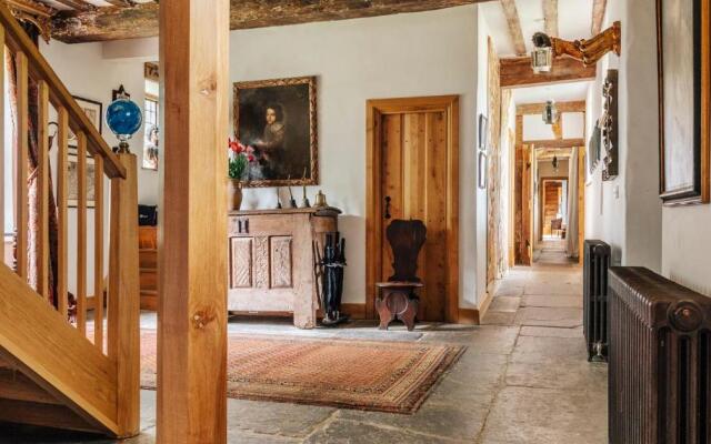 Lavish Tudor Estate Gardens - Sleeps 25