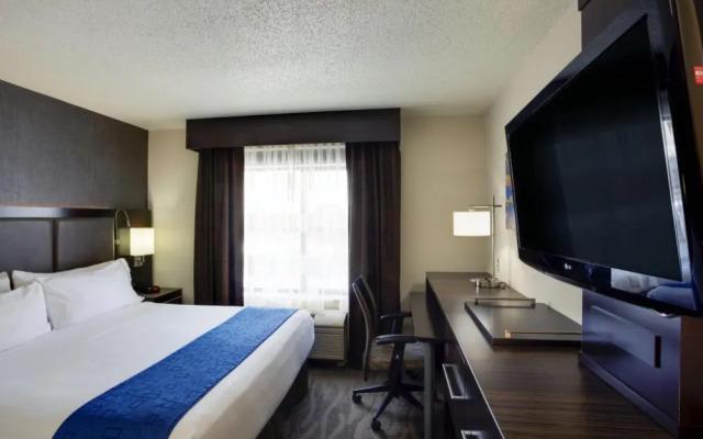 Holiday Inn Express And Suites Meadowlands Area