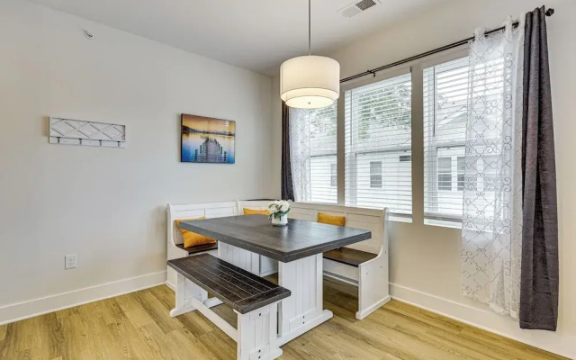 Walk to Riverfront District: Bright Wilmington Apt