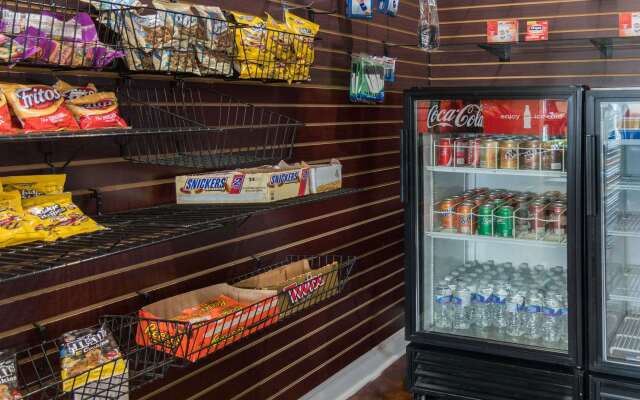 Super 8 by Wyndham Beaumont I-10 South/College St