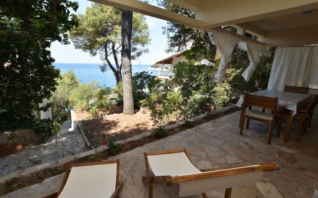 Apartment Seafront Tambaca