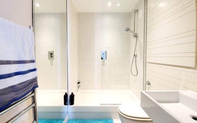 Airy 2 Bed 2 Bathroom With Balcony