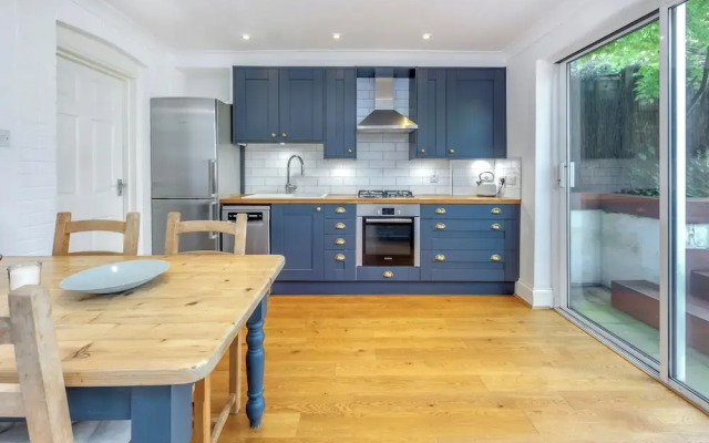 Charming Hampstead Retreat with Patio