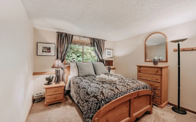 84sw - Sauna - Soaker Tub -  Fireplace - Sleeps 6 2 Bedroom Home by RedAwning