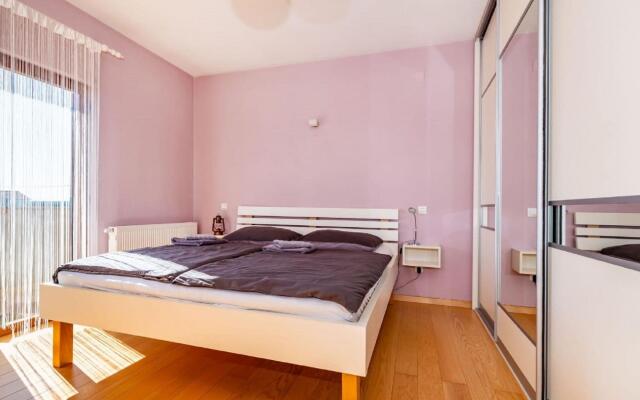 Delightful Apartment in Radovin With Garden