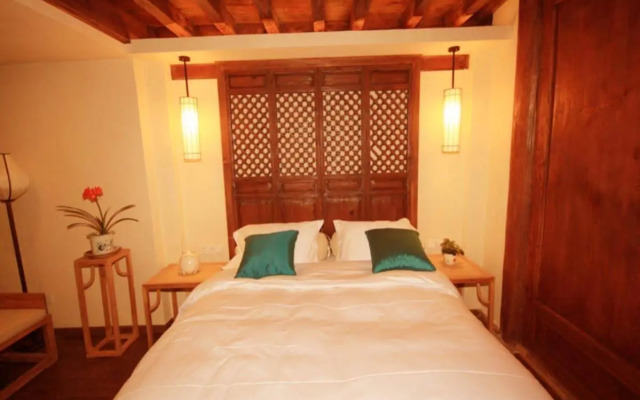 Lijiang Banxicaotang Inn