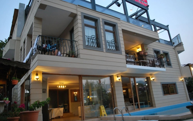 Palmyra Hotel & Sky Lounge