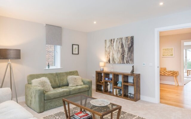 Stylish new Home With Parking - King Beds Garden