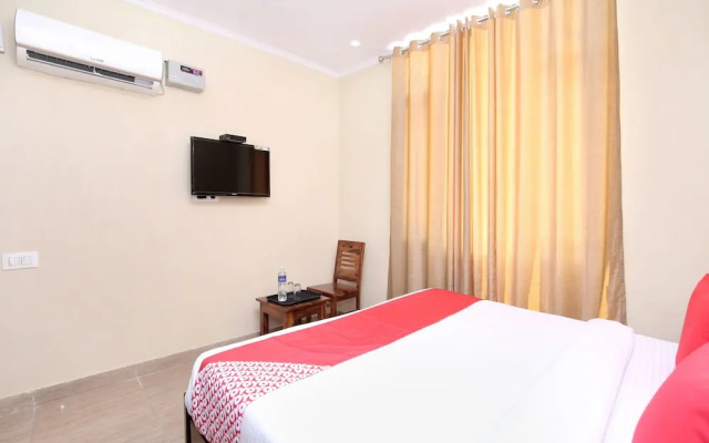 OYO 16875 Hotel Skyz