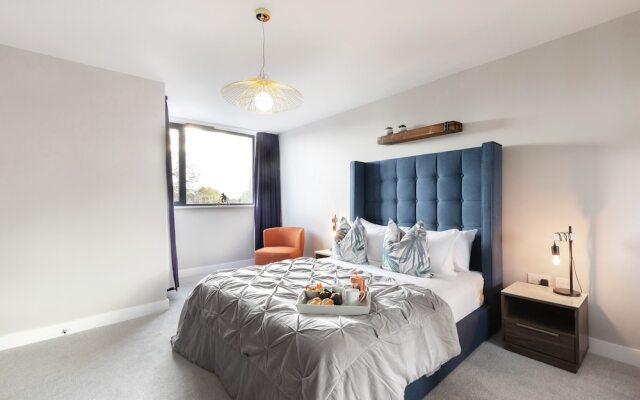 Elliot Oliver - Stunning 3 Bedroom Penthouse With Large Terrace And Parking