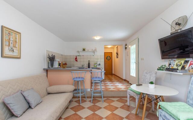 Beautiful Home in Crikvenica With Wifi, 2 Bedrooms and Jacuzzi