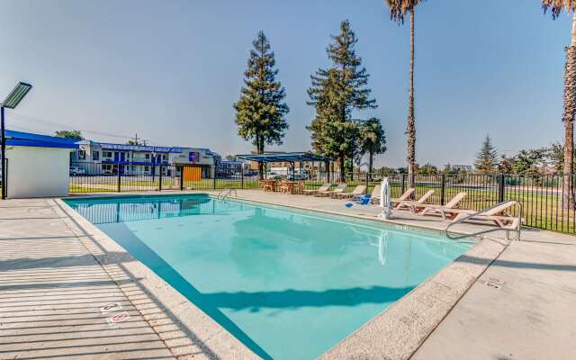 Motel 6 Visalia, CA