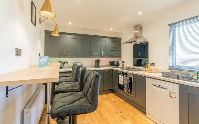Upscale 2 Bed & Bath Flat in Newport