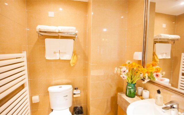 Resplendent Luxury Hotel QingDao Carvinal