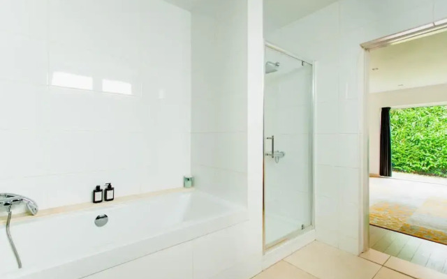 Lanaken Retreat Pool Jacuzzi and Sauna