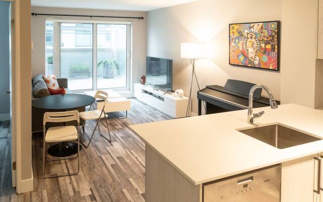 Renovated Downtown Toronto Apartment With Balcony