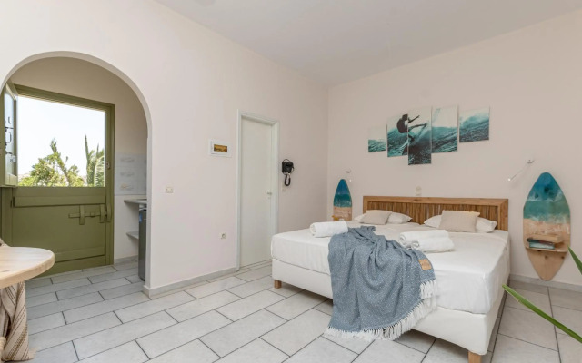 Studios Vrettos Beachfront Hotel