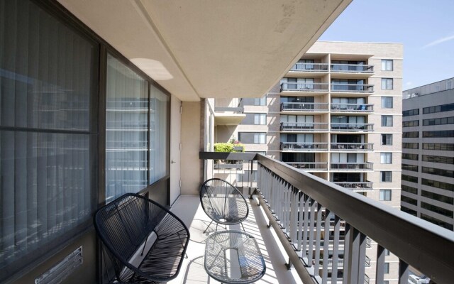 Stylish & Fantastic apt in Crystal City