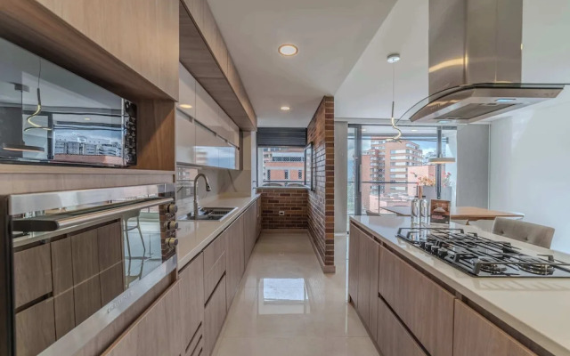 w Elegant 3BR w Outdoor Balcony