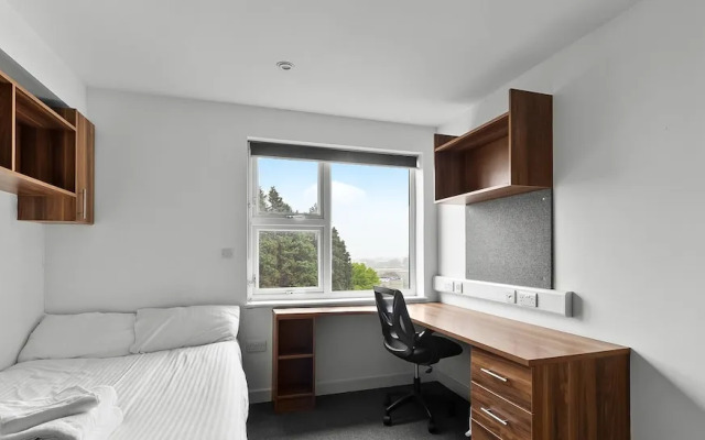 5 Bed Apartment @ Derriford Stays by Pureserviced