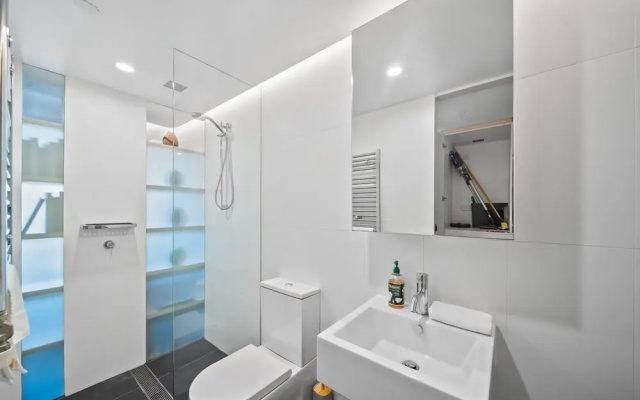 Stylish Studio in Acton With Stunning Water Views