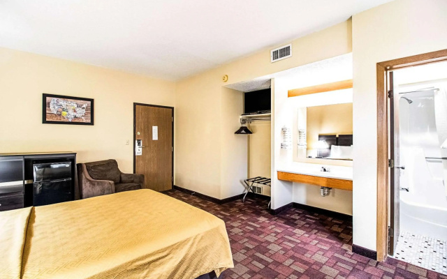 Econo Lodge Watertown