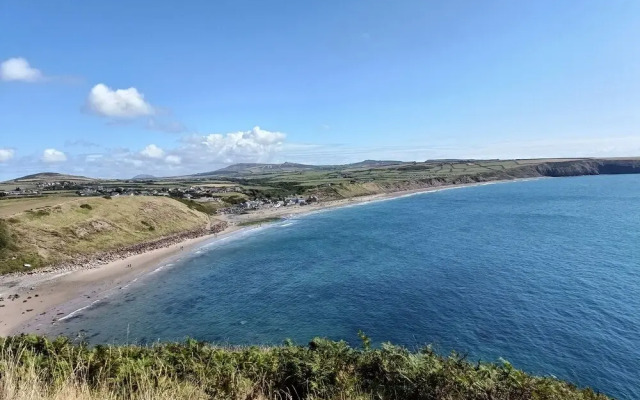 Homely, 4-bed House Close to Stunning Beach