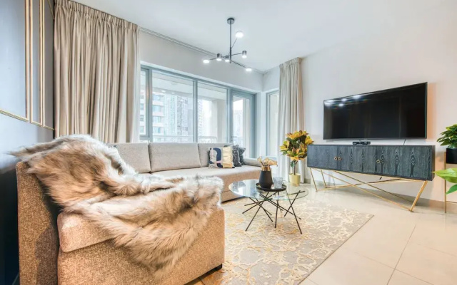 Maison Privee - Radiant Urban Retreat with Iconic Burj Khalifa Vws