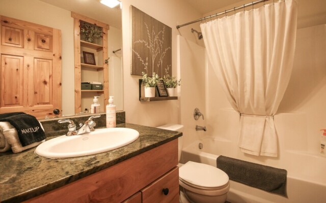 Cascades Adventure Cabin 2 Bedroom Home by NW Comfy Cabins by RedAwning