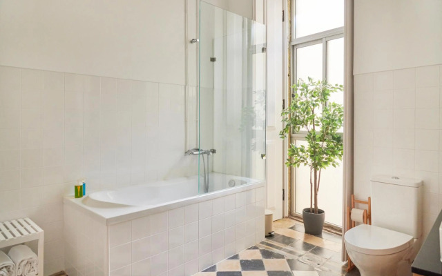 Sunny Pink Street Historical Apt, By TimeCooler