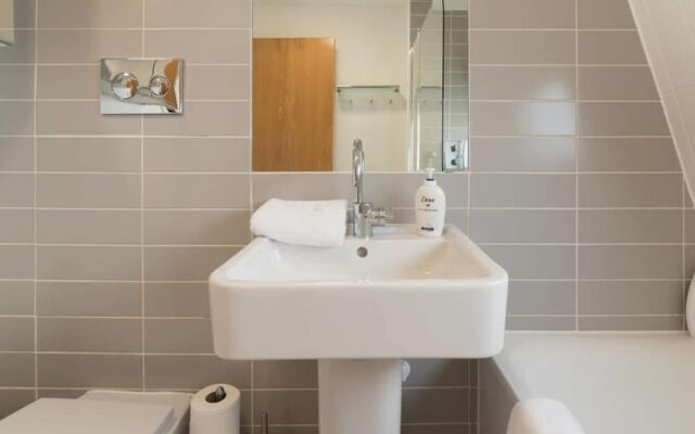 Bright London Bridge Apartment