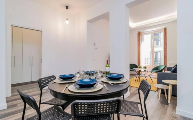 INCREDIBLE Apartment just steps from Gran Via by Batuecas
