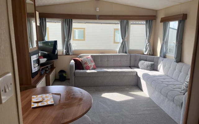 Caravan - Sleeps 8 - Pets Ok - Parking - Decking