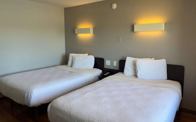 Motel 6 Simi Valley, CA