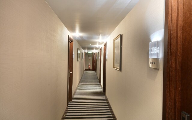 Отель The Cura Kensington