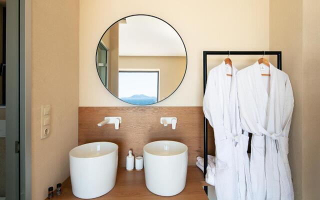 Seafront luxury villa with infinity pool & devine views!