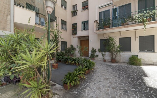 San Giovanni Apartment with Balcony