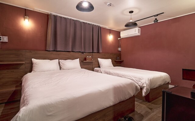 BUTLER:LEE HONGDAE-Caters to Women