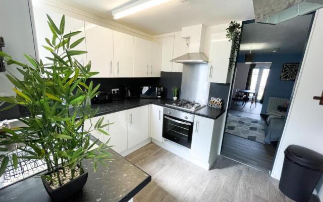 Canterbury Modern 6 Bedroom House with Hot Tub