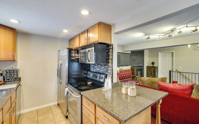 8 Mi to Downtown: Convenient Minneapolis Home