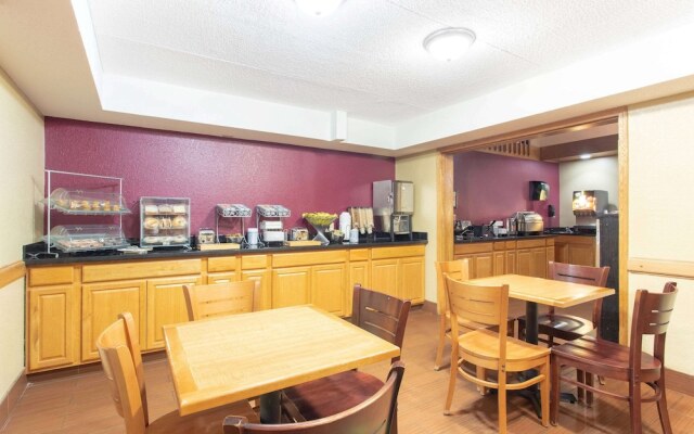 AmericInn Lodge & Suites Elkhorn
