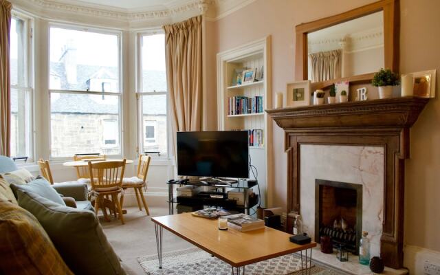 Traditional 2 Bedroom Apartment In Edinburgh