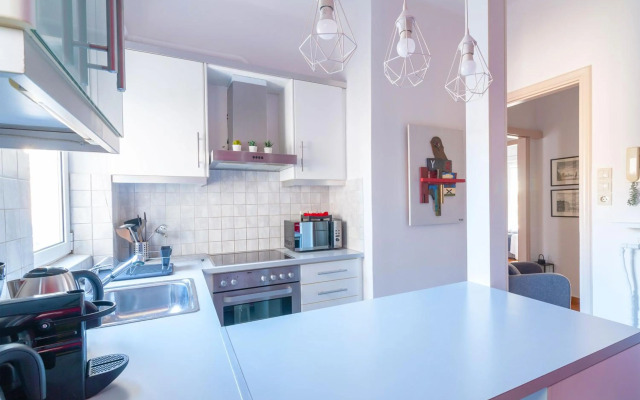 Central Apartment Elpis next to the metro