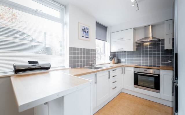 Putney Court - 1 Bed Apartment by BaseToGo