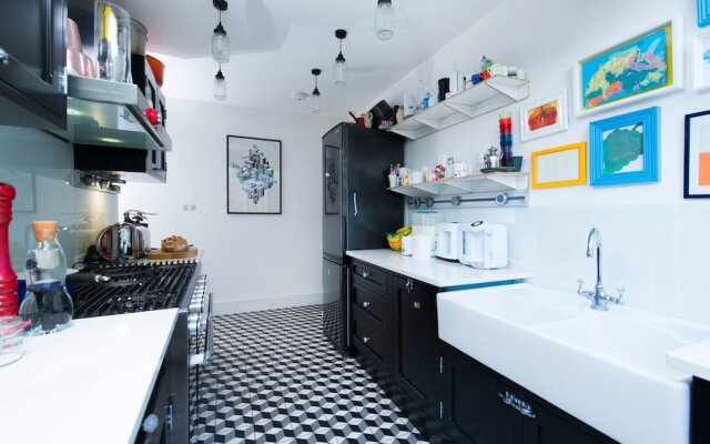 Fashionable 3BR Family Home in Battersea