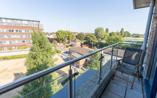 Luxury 2 Bed Apartment Parking by NEC Solihull