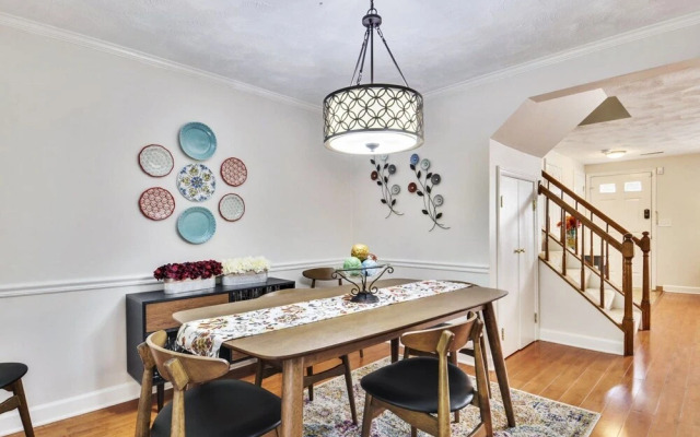 Top Rated Townhome - Our Reviews say it All. Large Discount During Pandemic. Self Checkin, Pet Friendly! Super-host Support
