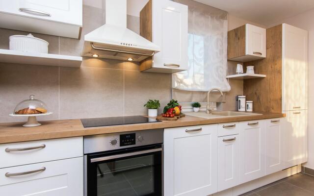 Lovely Villa in Debeljak with Heated Private Pool