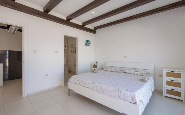 Beautiful apartment in Jablanac w/ 2 Bedrooms