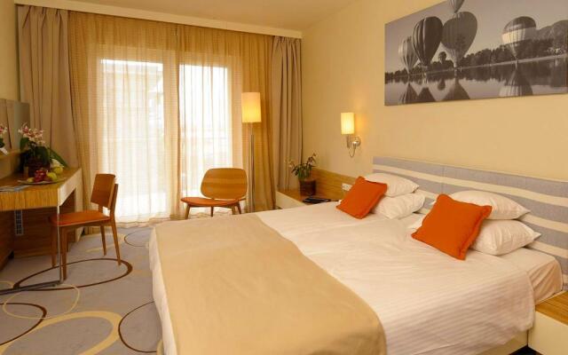 Hotel Velence Resort & Spa
